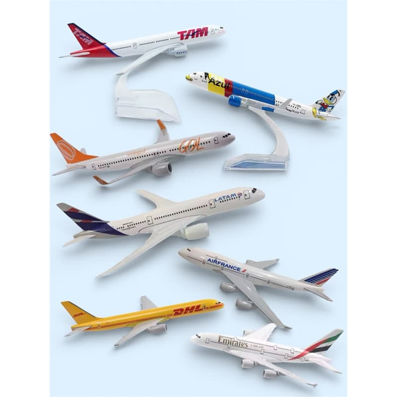 Avião de metal em miniatura boing 737 da companhia Gol Latam Emirates tamanho 16cm - Escolha o seu