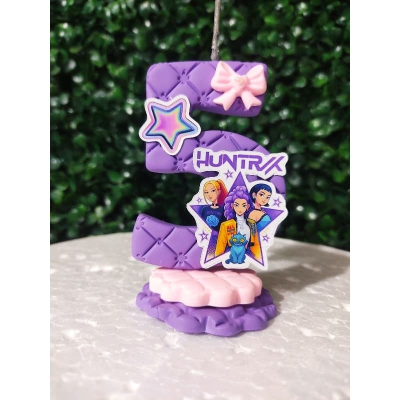 Vela aniversário tema Guerreiras do Kpop/Vela de biscuit/Decoração festa/Topo de bolo