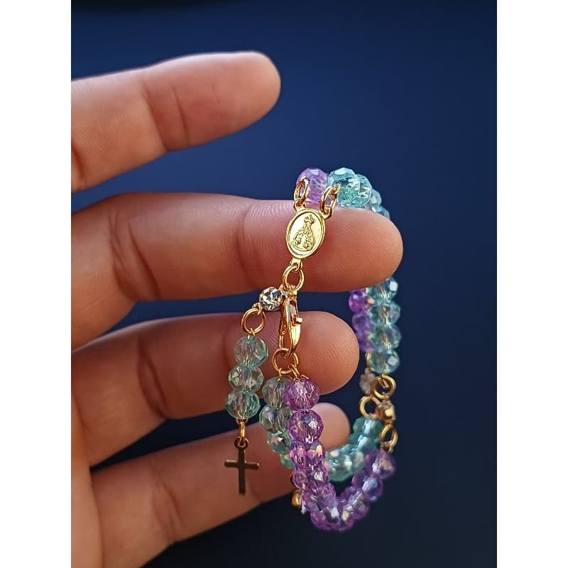 Pulseira Católica Infantil Folheada a Ouro Pedras de Cristal  Nossa Senhora Aparecida e Escapulário