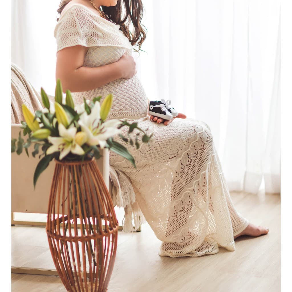 Vestido Não só para gestante. Reto, bege, rendado. Se adapta ao corpo. Tamanho M/G