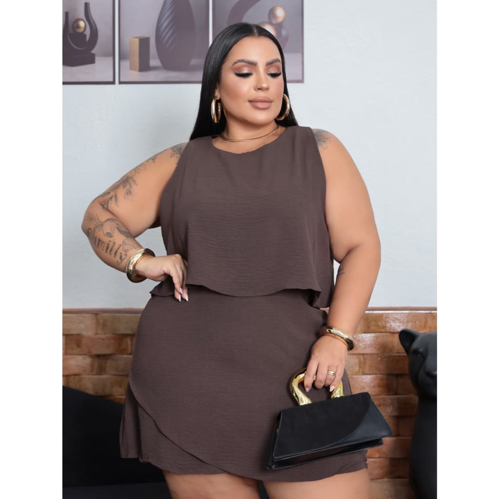 Macaquinho Feminino Curto Em Camadas Plus Size Moderno