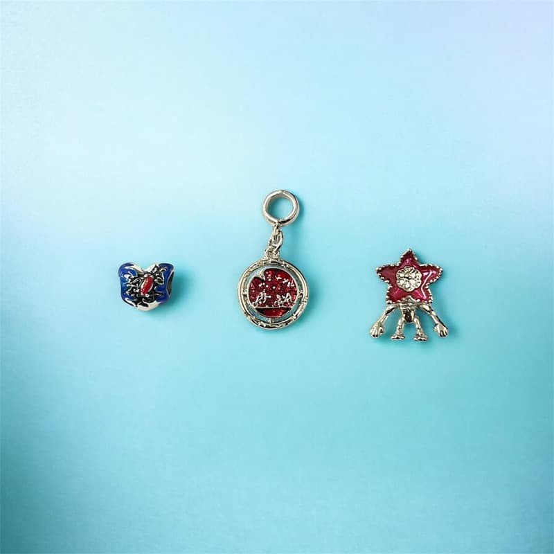 Berloques stranger things coleção exclusiva coração demogorgon