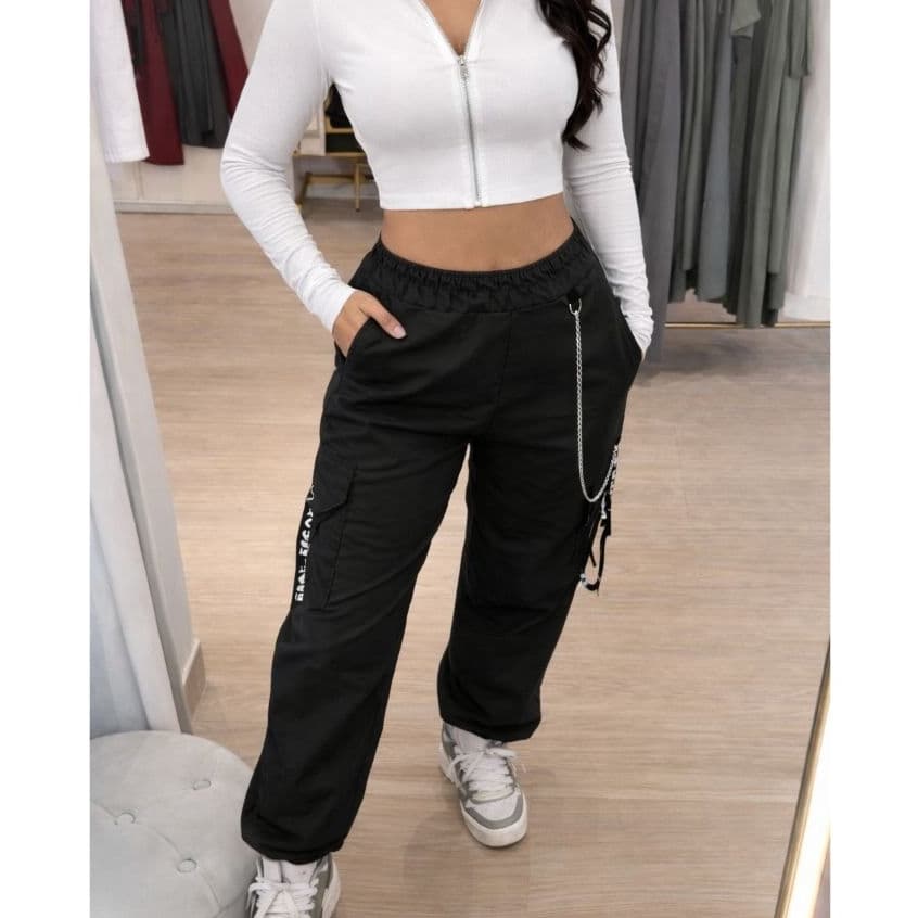 Calça Cargo Jogger Feminina Tactel com Corrente Metálica Removível 4 Bolsos.