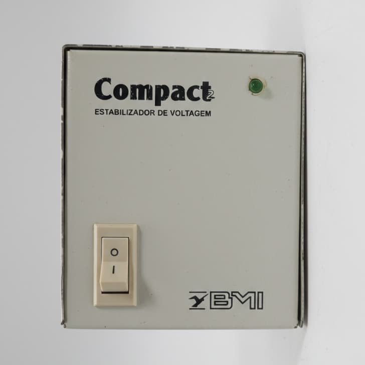 COMPACT ESTABILIZADOR DE VOLTAGEM.