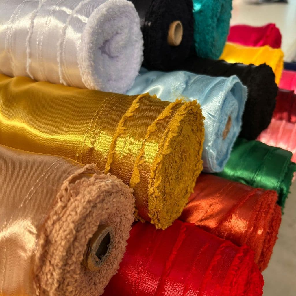 Tecido Cetim Charmousse 1 metro x 1,50m largura. Cores vibrantes, caimento leve. Perfeito para moda festa e artesanato.