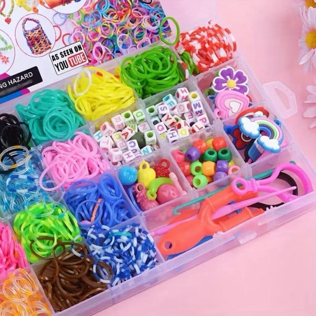 Kit de Elásticos Coloridos Pulseira Divertidas 1564 Peças  Loom Bands Diversos Letrinhas Pingentes e Acessórios