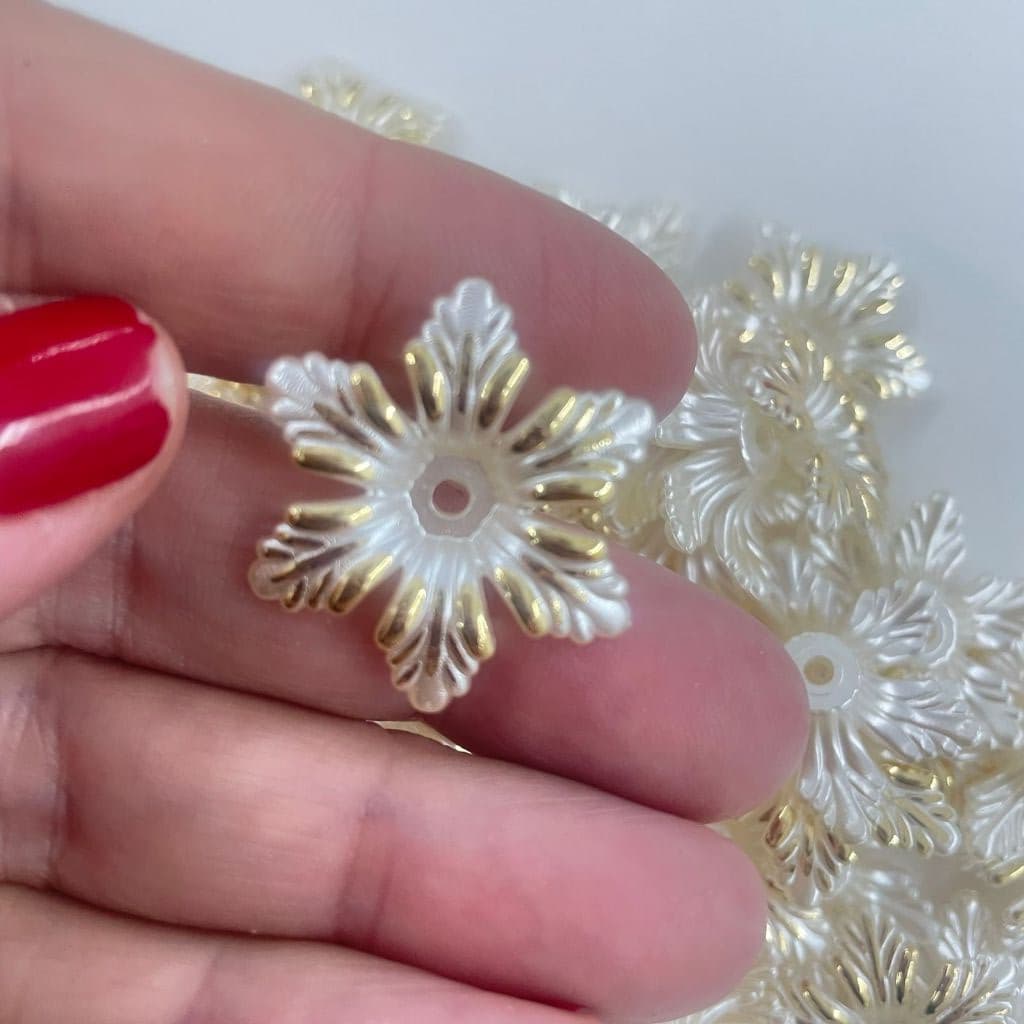 Entremeio Flor De Perola 27mm com detalhes Dourado- 24 ou 48 unidades