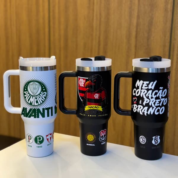 Copo Térmico 1200ml com Tampa e Alça – Modelo Esportivo Estampa Futebol Quente e Frio