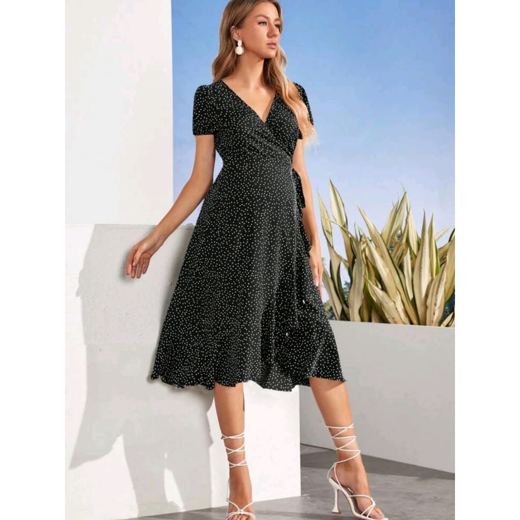 Vestido Midi Gestante Poá Preto Transpassado com Amarração – Conforto e Elegância