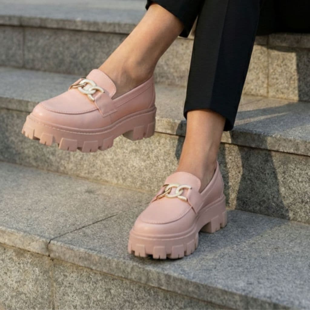 Mocassim Blogueira Feminino Tratorado Com Solado Alto Leve Sapato Plataforma Com Metal Dourado