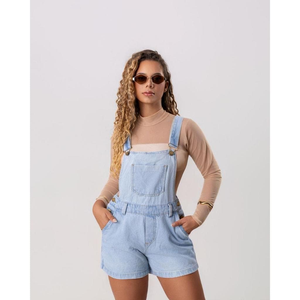 Jardineira curta jeans clara