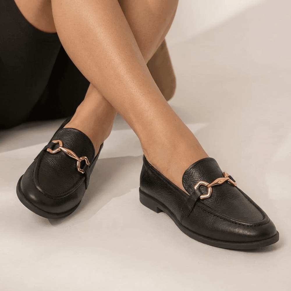 Mocassim Feminino Vittal Mara em Couro Legítimo Preto com Fivela Dourada
