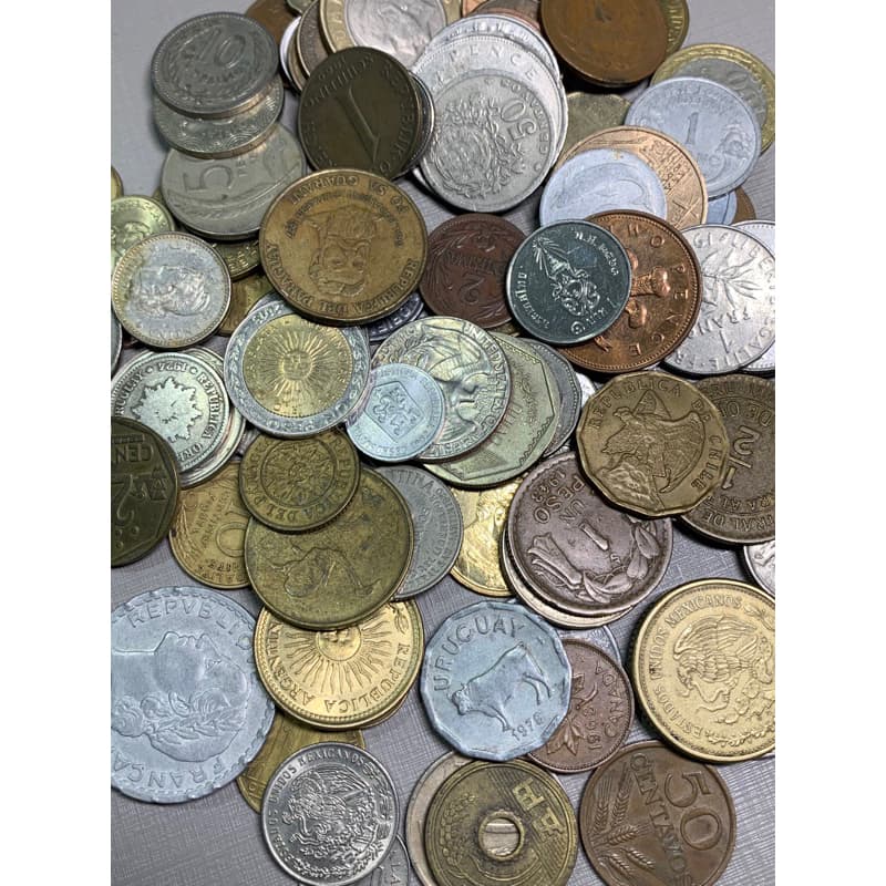 Lote com 250 moedas estrangeiras variadas