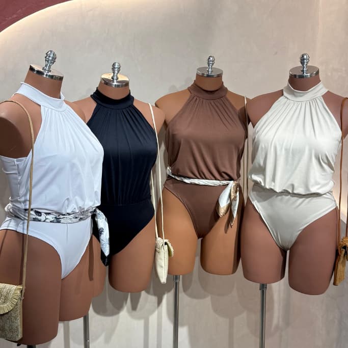 Body Plus Size com Fecho Regulável Elástico Na Cintura Forro no Busto Tecido e Acabamento Premium