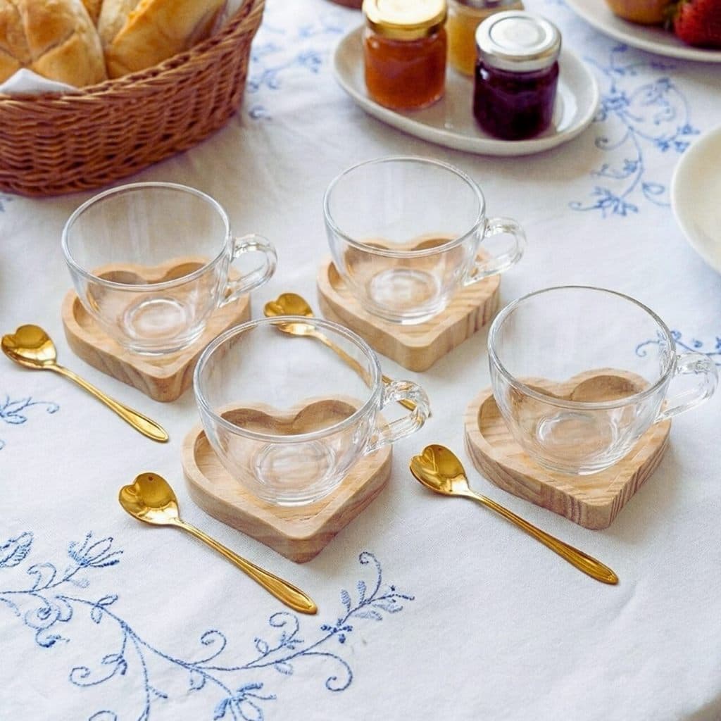 Kit 4 xícaras G + 4 pires Coração + 4 colheres Coração