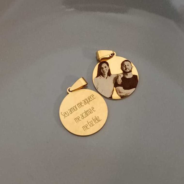 Pingente Redondo Dourado Personalizado Com Foto Ultra Realista de Aço Inox