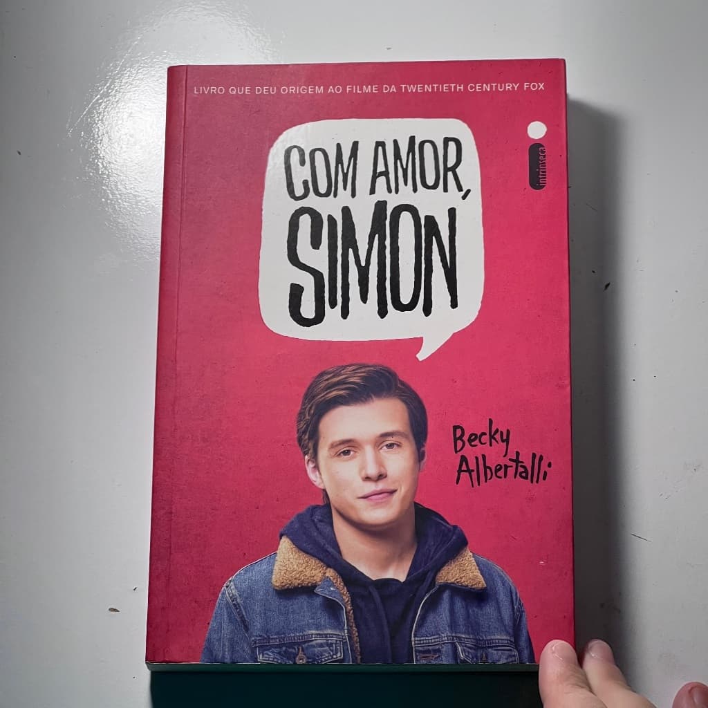 Livro “Com amor, Simon” de Becky Albertalli