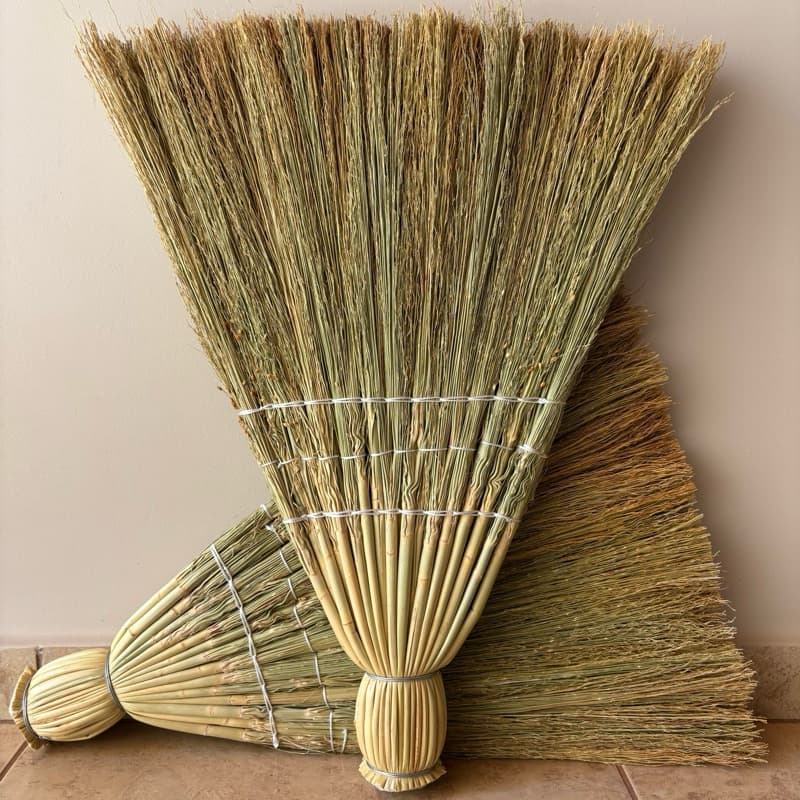 Vassoura Caipira de Palha Rama Nova | Similar à Piaçava | Direto do Produtor | Reforçada