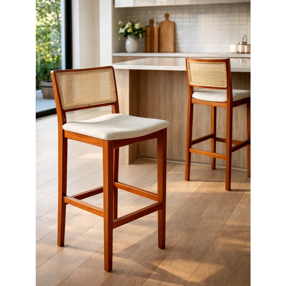 Banqueta para Balcão Madeira Maciça Encosto telinha  e Estofado em Linho ou Corino