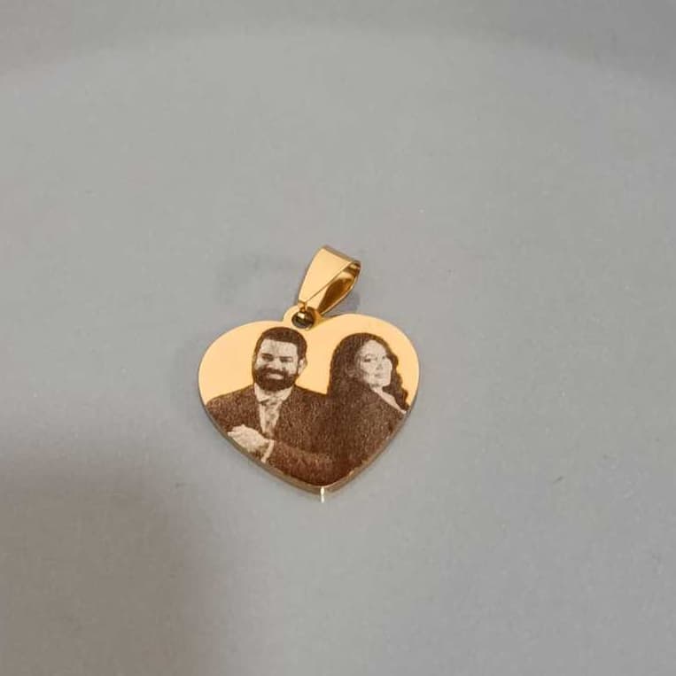 Pingente de Coração Dourado Com Foto Ultra Realista de Aço Inox