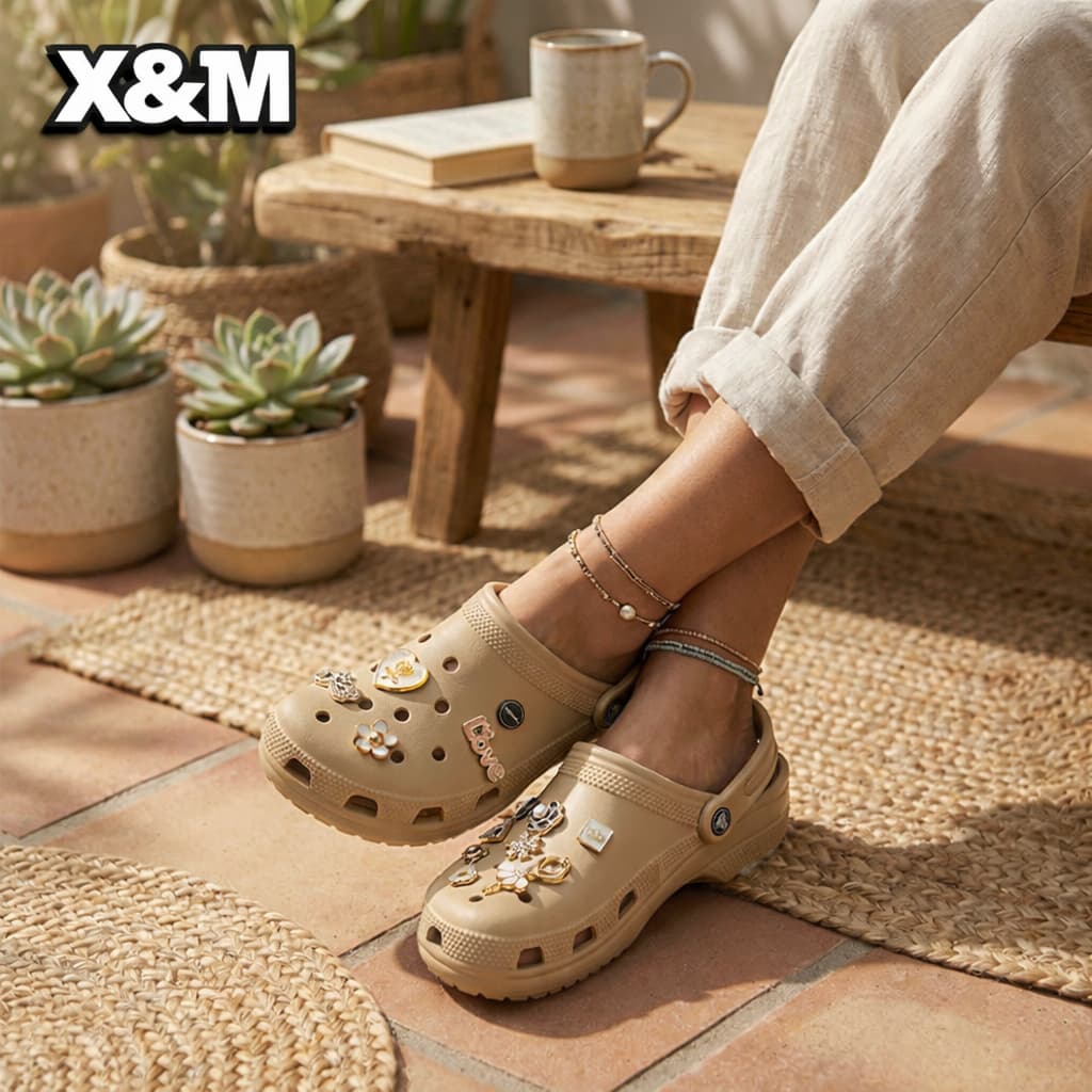 BABUCHE PLATAFORMA ALTA NUVEM MACIA 100 % DECORADA COM BÓTONS PINGENTES EM ABS CONFORTÁVEL