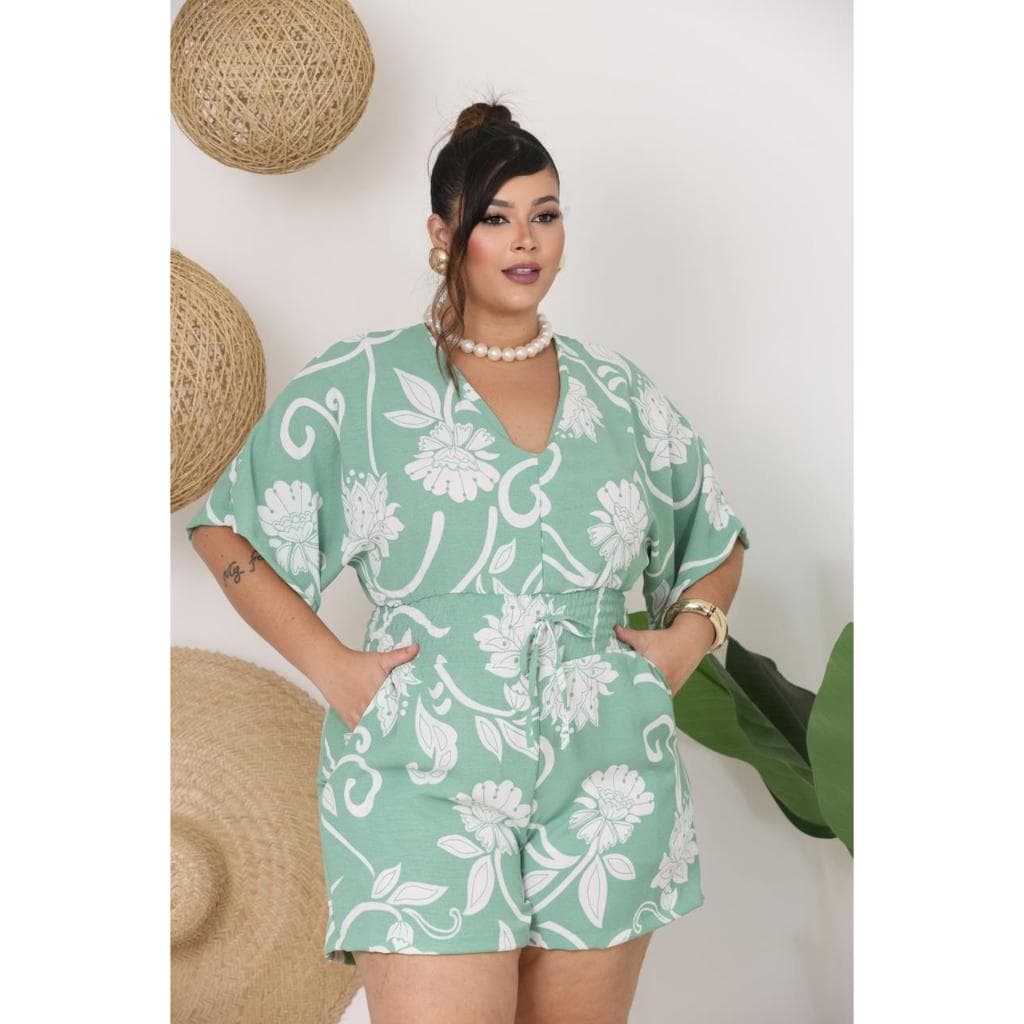 Macaquinho Plus Size com Lastex na Cintura e Manga Morcego e Bolso nas Laterais