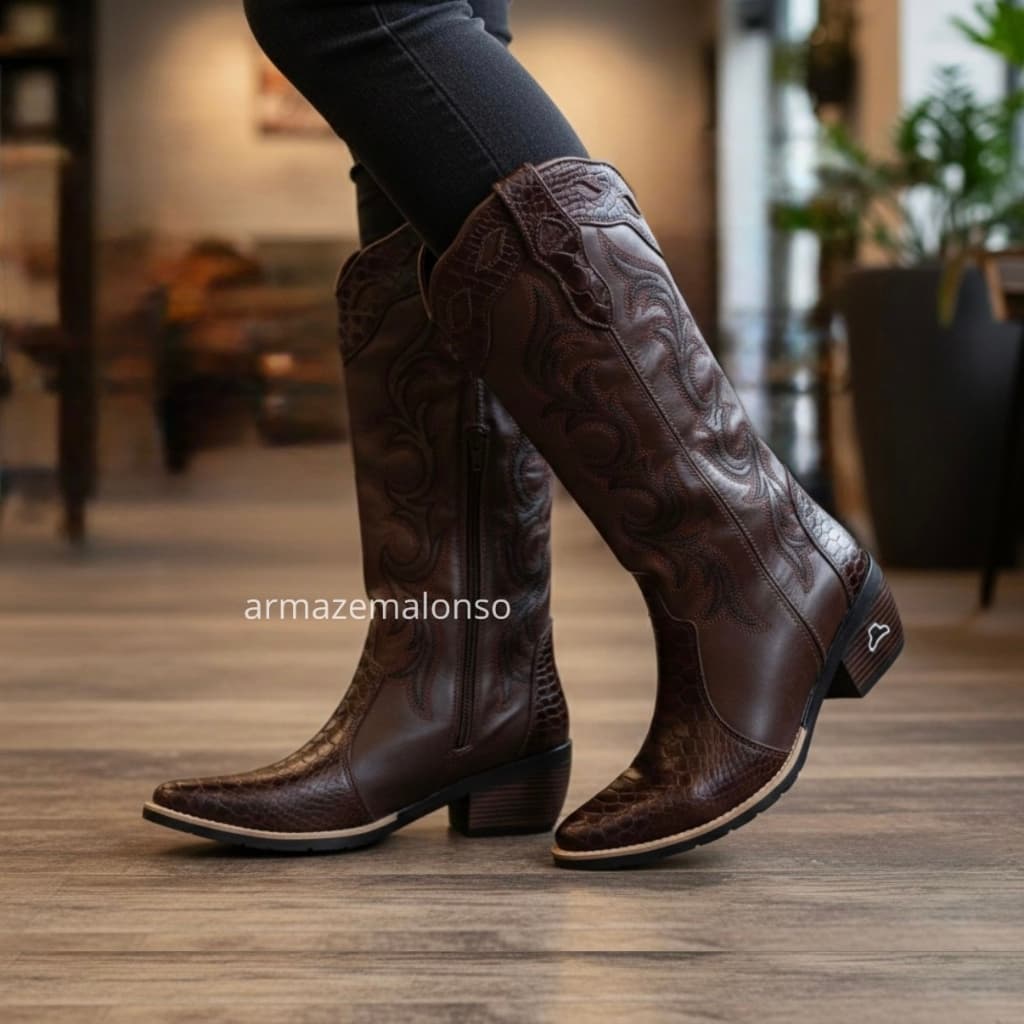 Bota Texana Feminina Jacaré Couro Legítimo | Bordada Country | Bico Fino com Zíper Lateral