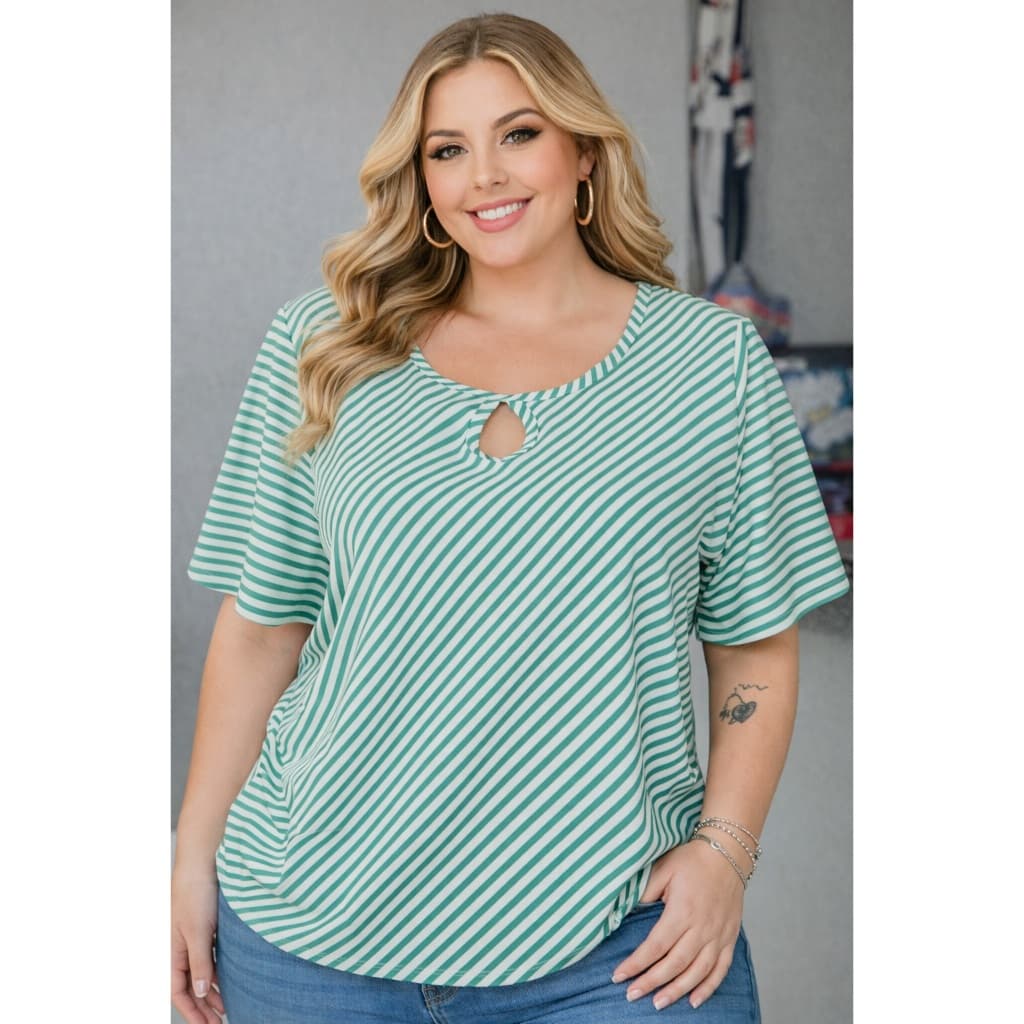 Blusa Plus Size Feminina Listrada Manga Curta Soltinha Decote Gota Casual Confortável Moda 2026