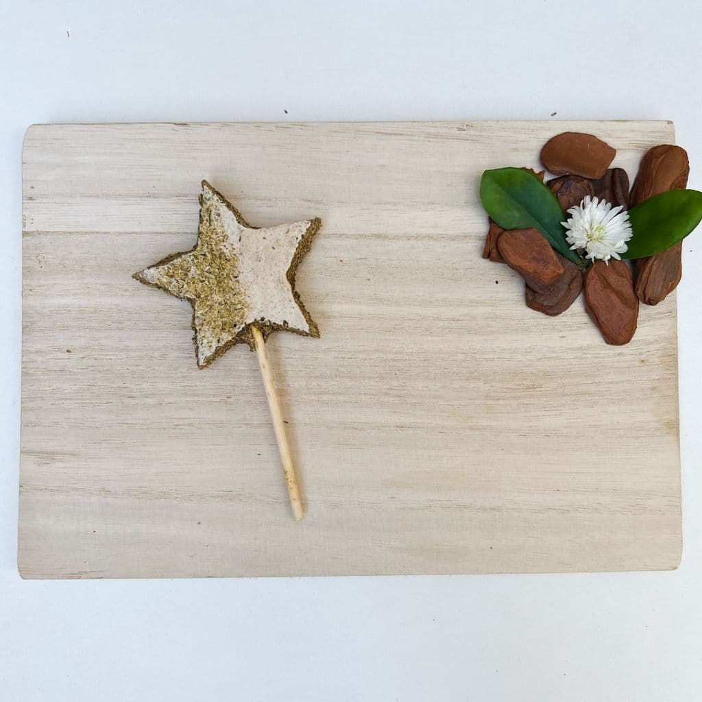 Pirulito de feno com camomila e banana - petisco para coelhos e roedores