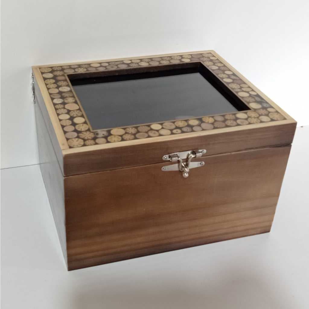 Caixa para 16 relógio em madeira envernizada com vidro em marchetaria natural