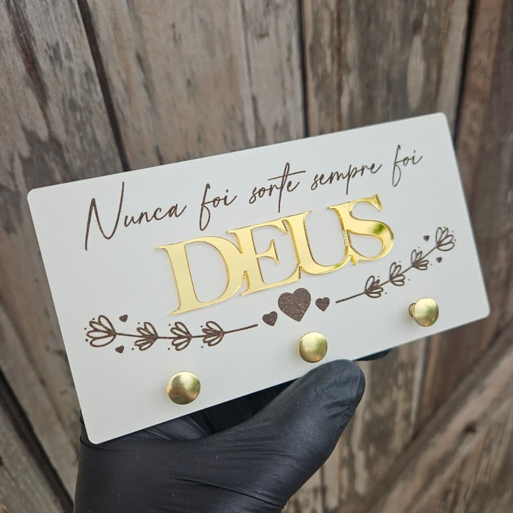 Organizador Porta Chaves MDF Branco Premium Escrita Deus em acrílico dourado