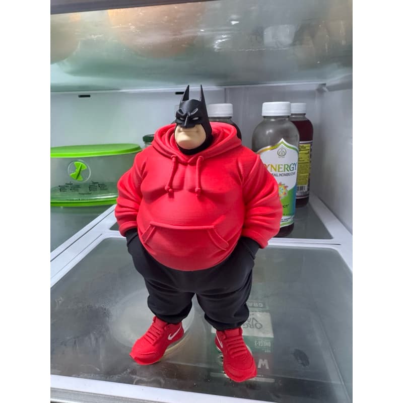 Boneco Decorativo com Moletom Vermelho – Peça Moderna para Decoração