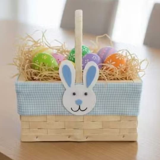 Cesta de Páscoa Mini Artesanal Fibra Sintética e Tecido Personalizada Enfeite Coelhinho Colorido