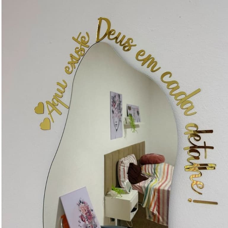 Frases decorativa Aqui existe Deus em cada Detalhe em Acrílico Espelhado Promoção Espelhos e Parede