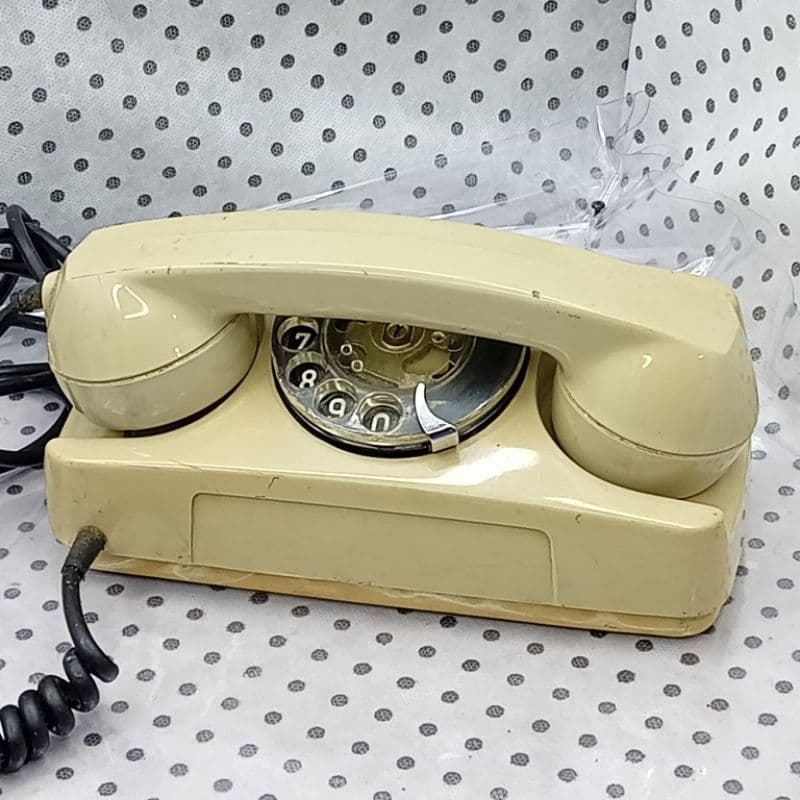 decoração: antigo telefone de disco tijolinho bege