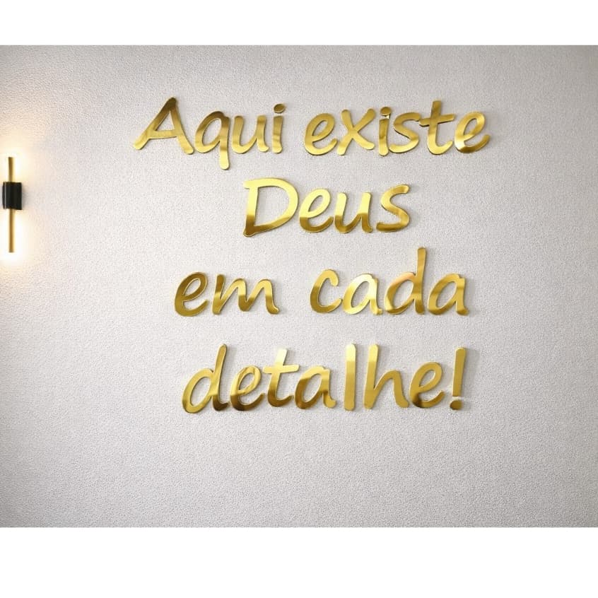 Frase decorativa Aqui tem Deus em cada Detalhe em Acrílico Promoção