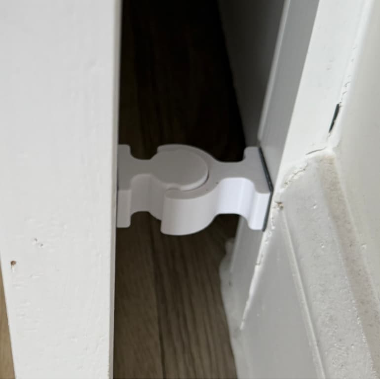 Trava Para Porta Prendedor de Porta Sem Furo Alta Durabilidade Plástico Reforçado Fácil Instalação