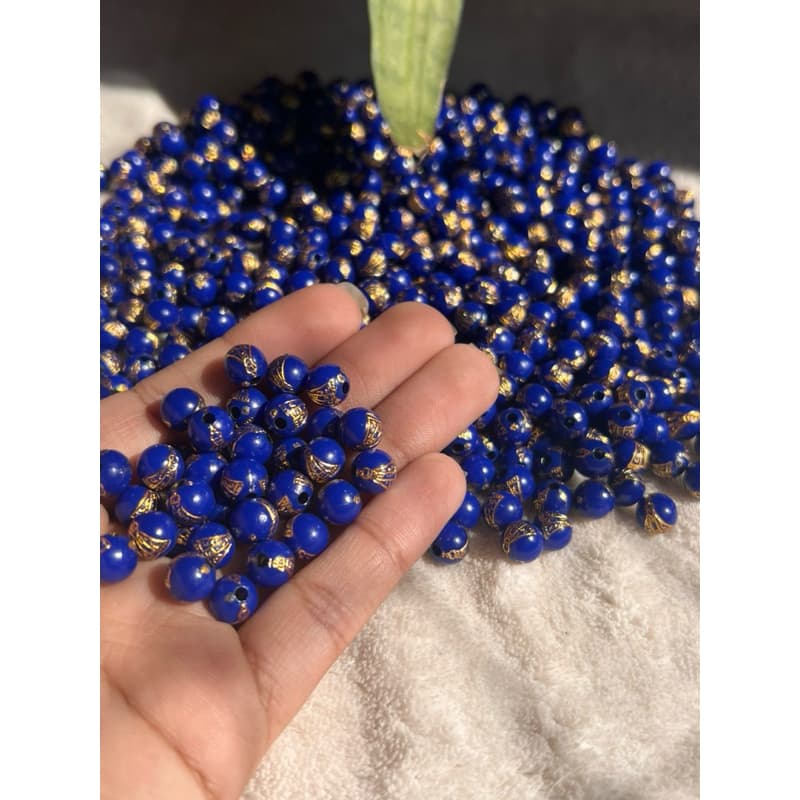 Entremeio Nossa Senhora Redondo – Fundo Azul com Desenho Dourado, Perfeito para Terços e Bijuterias