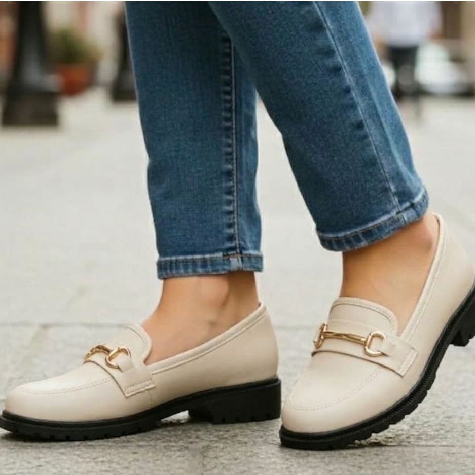 Mocassim Feminino Tratorado Bico Redondo  Com  Corrente  Confortável Top Dia a Dia