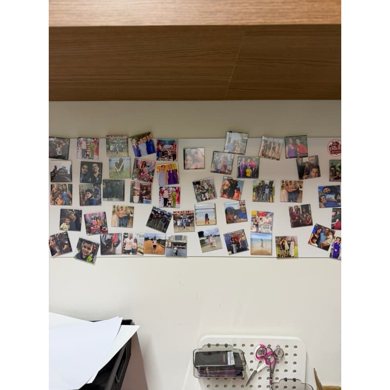 Imãs de geladeira (metálico) com Impressão em papel fotográfico personalizado.