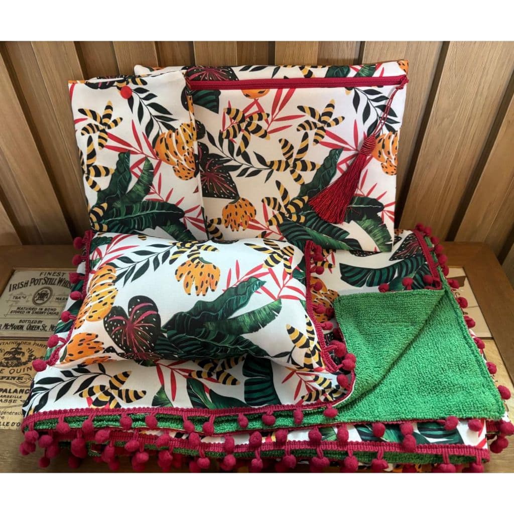 Kit Praia Completo com Canga Atoalhada + Travesseiro + Necessaire + Porta Celular + Bolsa Grátis