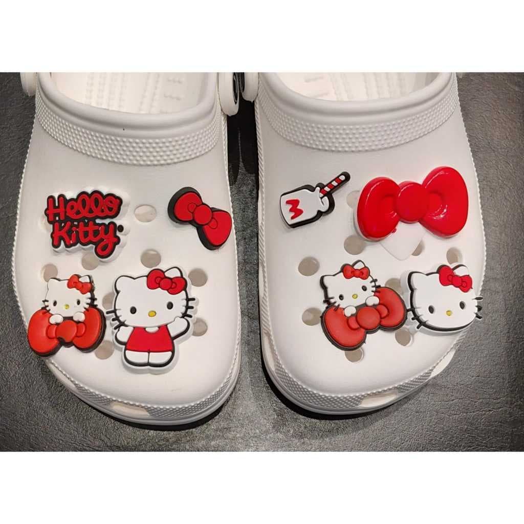 KIT DE PINGENTES PARA COLOCAR EM BABUCHE FOFINHO FACIL DE COLOCAR BOTÃO HELLO KITTY VERMELHA FLORZINHA LACINHO.