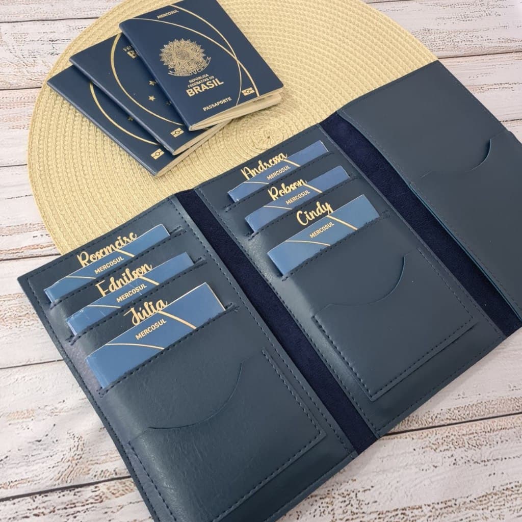 Capa Porta Passaporte Família para 6 passaportes - Personalizado com nomes ou iniciais.