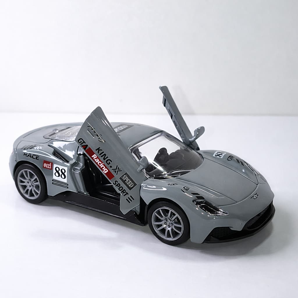 Miniatura Maserati MC20 GT2 – Escala 1:32 | Modelo Esportivo com Portas que Abrem para Cima