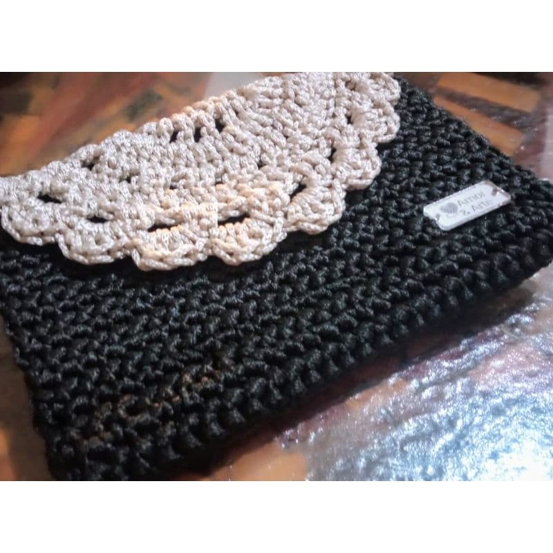 Carteira de mão em crochê Paula