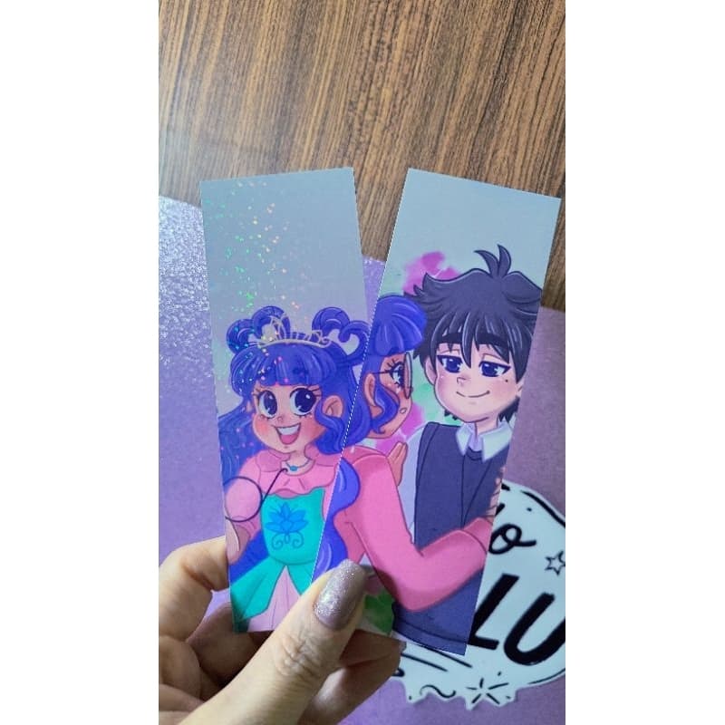 MARCADOR DE PÁGINAS LAMINADO, DUPLA FACE, O DIÁRIO DE UMA PRINCESA DESASTRADA, E O CADERNO DE MALDADES DO SCORPIO