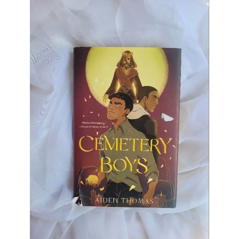 Cemetery Boys Capa Dura Inglês Hardcover + Jacket Bom Estado
