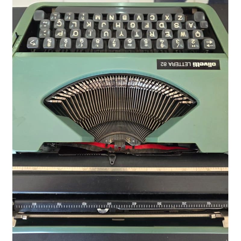 Máquina de Escrever Olivetti Lettera 82 - Vintage / Coleção / Decoração