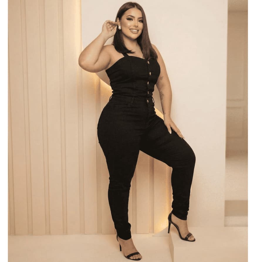 Jardineira Jeans Plus Size Feminina Com Lycra Stretch que valoriza