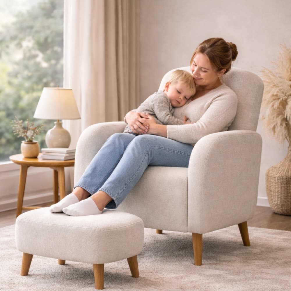 Poltrona Luxo Orgânica Boucle Pés Palito Bege ou Cinza com Puff para Sala Moderna